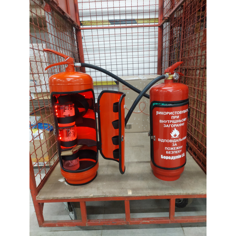 Міні бар вогнегасник червоний з посудом у подарунок для хлопця «Четвірка» / Подарунковий набір для чоловіка