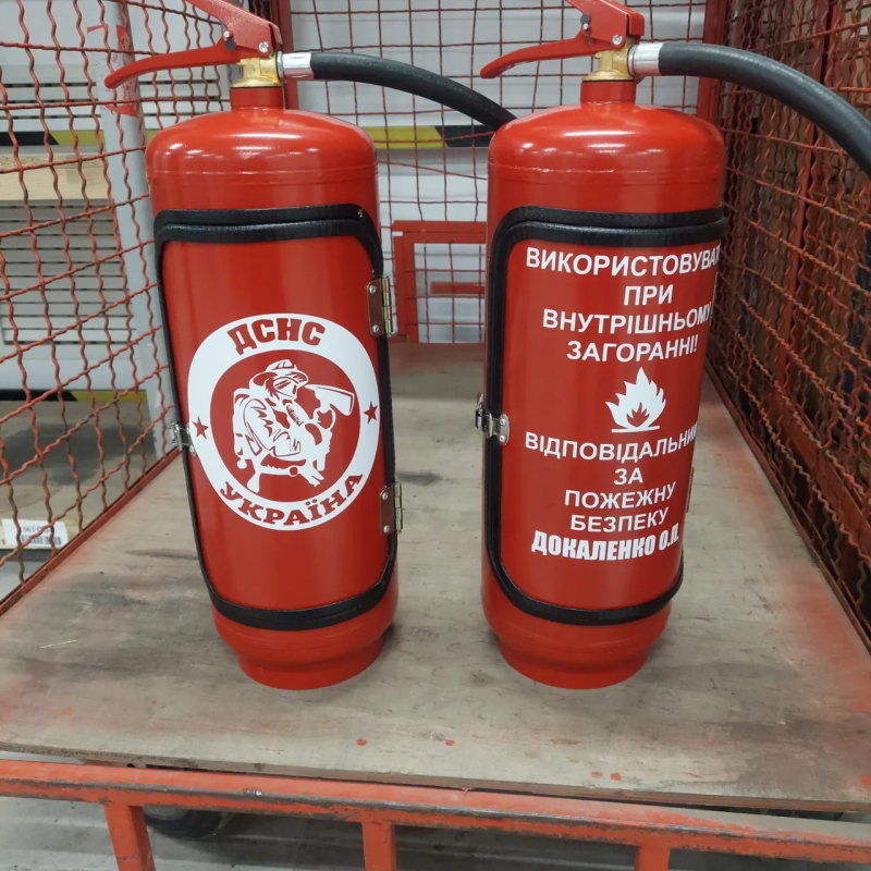 Міні бар вогнегасник червоний з посудом у подарунок чоловікові «Трійка» / Подарунковий набір хлопцю